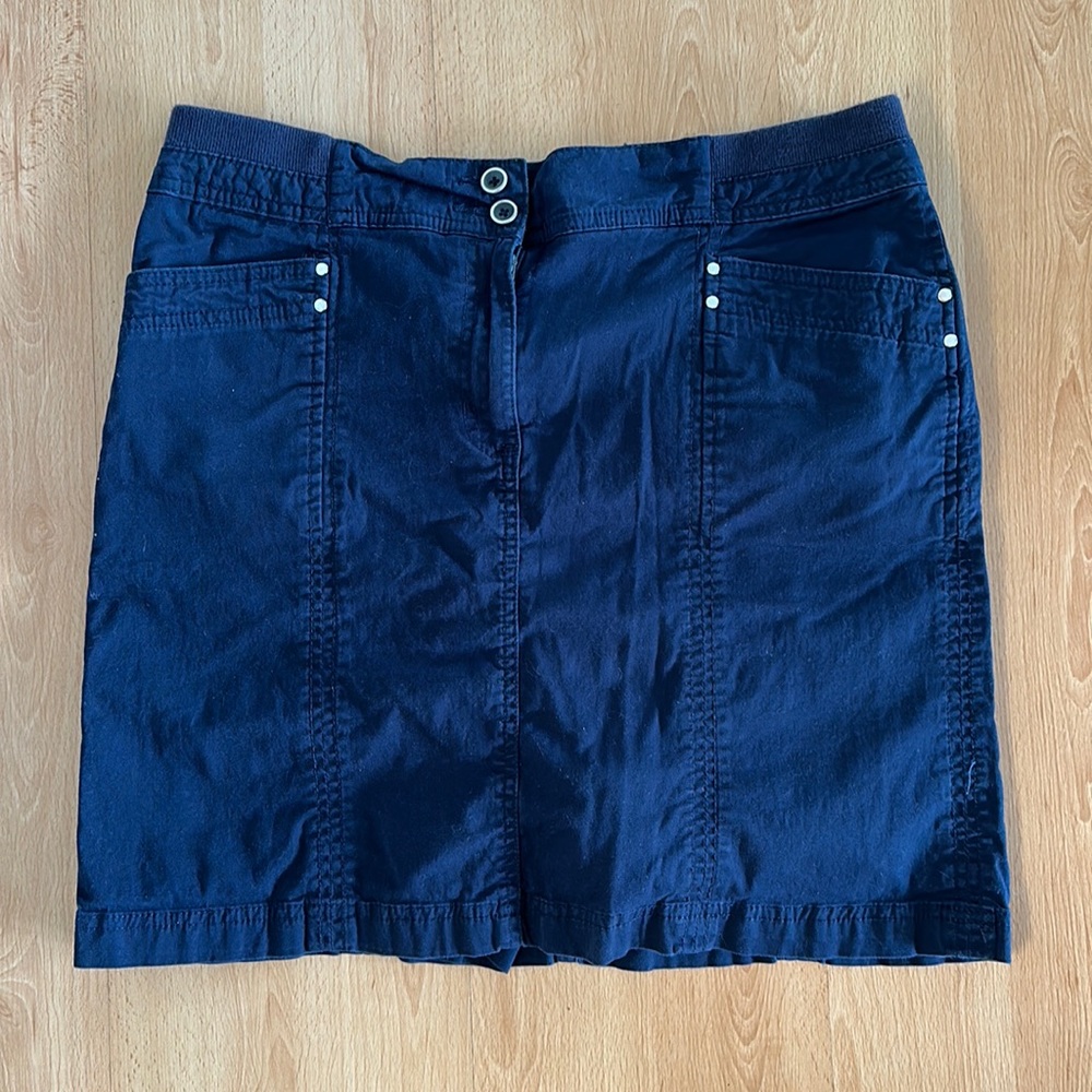Karen Scott navy skorts size 8
